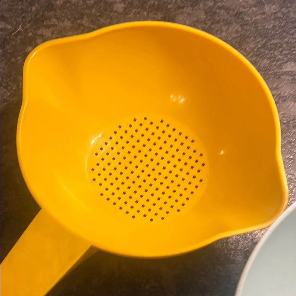 Vintage Tupperware Yellow and Light Blue Strainer Set. 7&8 inch